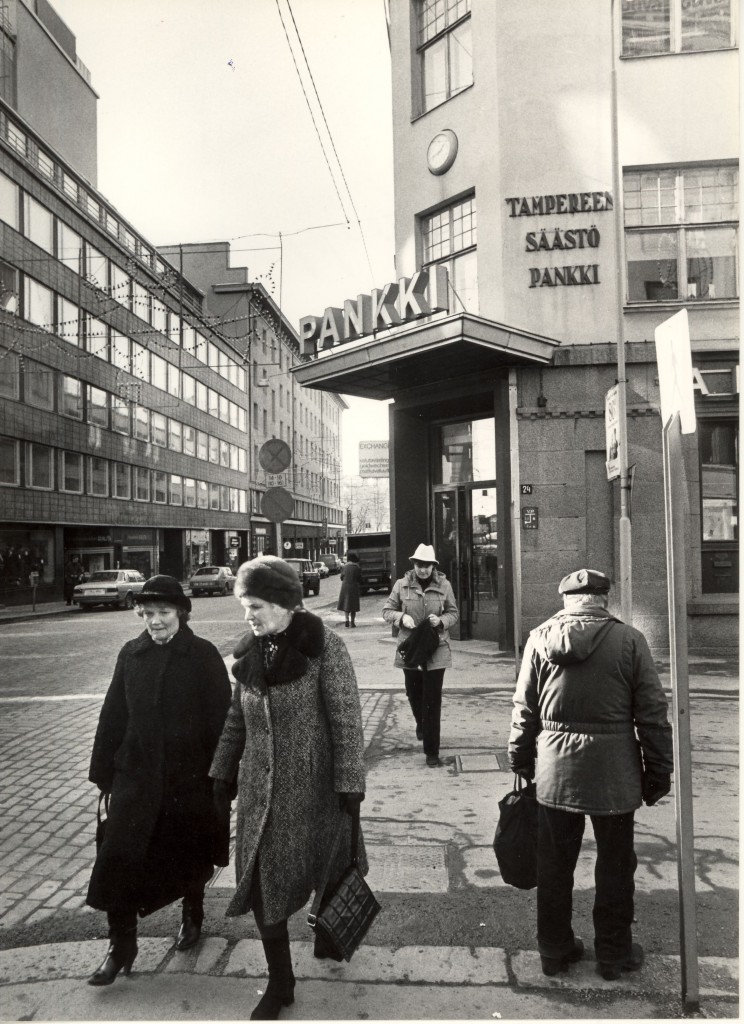 Kävelijöitä Tampereen Kauppakadulla vuonna 1982