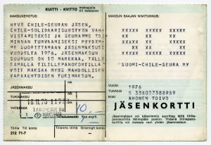 Suomi-Chile -seuran jäsenkortti vuodelta 1976 kuului tamperelaiselle Toivo Ahoselle. Parhaimmillaan Suomi-Chile -seurassa oli 100 000 jäsentä ja kymmeniä jäsenjärjestöjä. Työväenmuseo Werstas.