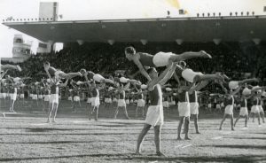 TUL:n kolmannet liittojuhlat vuonna 1946. Liittojuhlat olivat TUL:n valistustoiminnan huipentuma: niitä pidettiin tärkeänä osoituksena työläisurheilun joukkovoimasta. 1930-luvulla TUL:n jäsenmäärä oli ollut parhaimmillaan vain 30 000, mutta sotien jälkeen liiton jäsenmäärä kasvoi nopeasti. Työväenmuseo Werstas.