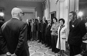 Presidentti Urho Kekkonen tapasi Chilen sotilasjuntan rikoksia tutkivan kansainvälisen komission toimijoita vuonna 1974. Kuvaaja Yrjö Lintunen. Kansan Arkisto.