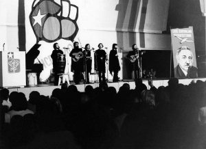 Chileläinen Quilapayún-yhtye konsertoi Helsingin Messuhallissa vuonna 1974. Kuvaaja Osmo Sou-nela. Kansan Arkisto.