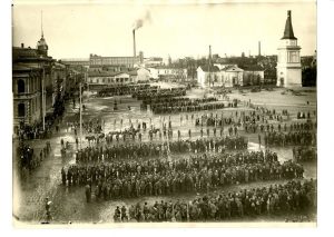 Tampereella vangittiin noin 11 000 punaista. Heitä seisotettiin vuorikausi Keskustorilla, joka silloin tunnettiin nimellä Kauppatori, ennen kuin heidät siirrettiin vankileireille. Työväenmuseo Werstas.