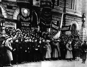 Vallankumoukselliset venäläiset sotilaat Kansallisteatterin edessä Helsingissä vuoden 1917 helmikuun vallankumouksen aikaan. Työväenmuseo Werstas.