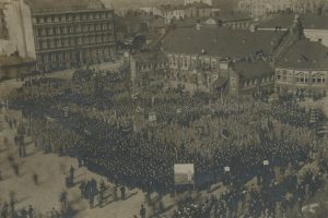 Väkeä koolla Hietalahden torilla Helsingissä Venäjän vallankumouksen jälkeen luultavasti maaliskuussa 1917. Työväen Arkisto. 