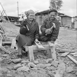 Naiset talkootöissä Kulttuuritalon rakennustyömaalla 2.10.1955.