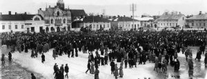 Porin kauppatori 30.3.1917. Tuona päivänä vietettiin pari viikkoa aikaisemmin Venäjällä puhjenneen vallankumouksen muistopäivää. Muun muassa Eetu Salin kävi puhumassa kauppatorille kerääntyneille ihmisille. Kuva: Kansan Arkisto. 