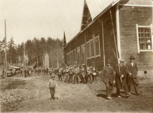 Vappukulkue marssimassa Parkkarilan työväentalon ohitse Lappeenrannassa vappuna 1917. Kansan Arkisto. 